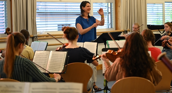 Ulrike Zinke dirigiert eine Probe des Jugendorchesters der Musik- und Kunstschule Jena