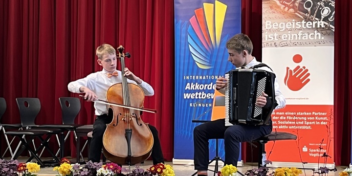 Duo Wilhelm Lätsch, Cello und Hans Wöhl, Akkordeon spielen beim Internationalen Akkordeon-Wettbewerb in Klingenthal 2023