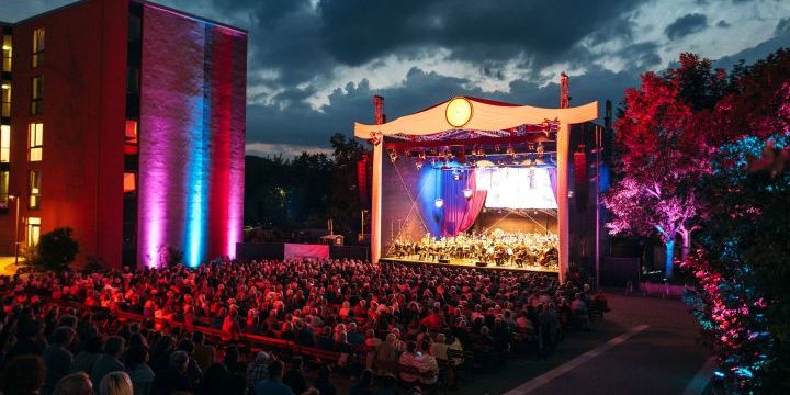 Bühne der Arena-Ouvertüre mit Publikum