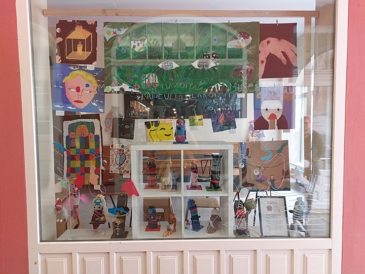 Ausstellung von verschiedenen Schülerarbeiten im Schaufenster der Museumswerkstatt
