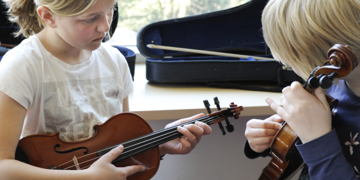 2 Kinder mit Geige