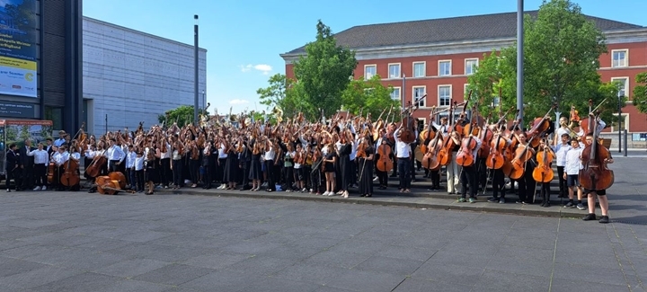 Gruppenbild mit 200 Schülern Thüringer Orchestertreffen vor Weimarhalle