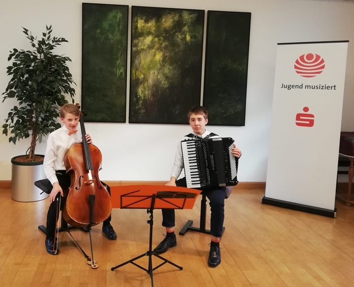 Jugend musiziert Preisträger Hans Wöhl mit Akkordeon und Wilhelm Lätsch mit dem Cello