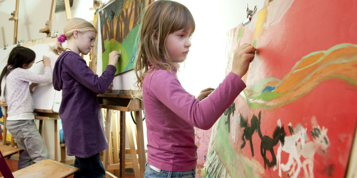 Kinder malen an Staffelei