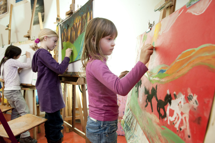 Kinder malen an Staffelei
