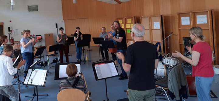 Klezmerworkshop mit Rhythmusübungen von Teilnehmern