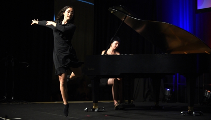 Paulina Michaelis (Tanz) und Mette Geletneky (Klavier)