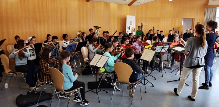 Orchesterprobe im Saal der Musik- und Kunstschule Jena mit dem Bläserensemble und Streichorchester