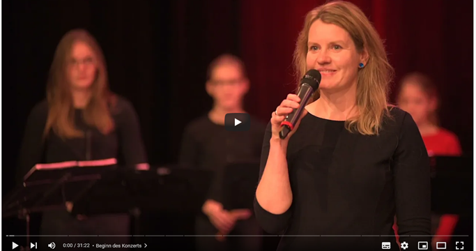 Adventskonzert der Musik- und Kunstschule Jena 2021 im Volksbad, Schulleiterin Yvonne Krüger moderiert