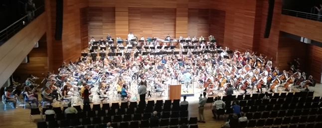 Riesenorchester mit über 200 Schülern vor der Weimarhalle anläßlich des Thüringer Orchestertreffen