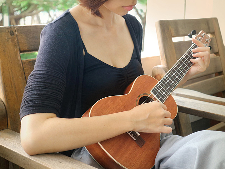 Frau spielt Ukulele