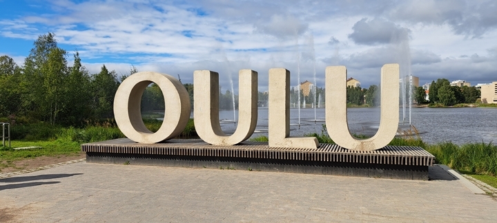 Bild von einem Oulu Schriftzug aus Stein vor dem Hafen