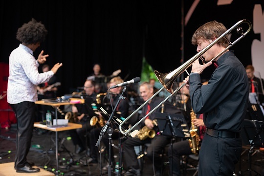 Blue Beans Big Band auf der Bühne ArenaOuvertüre mit Dirigent