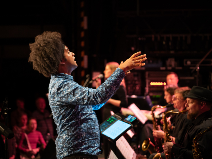 Big Band Leiter dirigiert die Big Band auf der Bühne im Kassa Jena