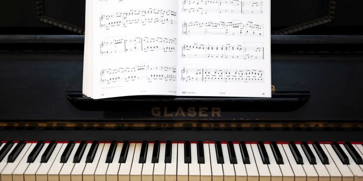 Klaviertastatur und Notenblatt