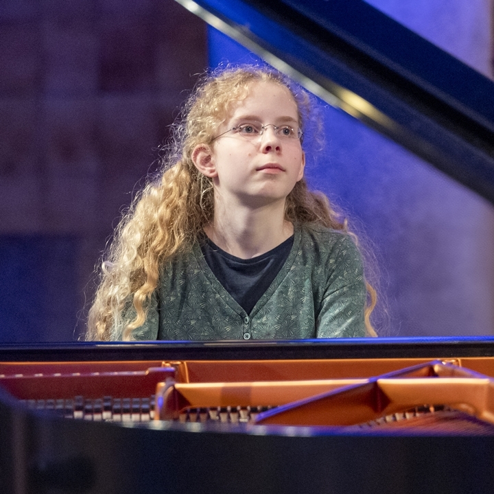 Elsa-Johanna Staemmler am Klavierflügel sitzend und Klavier spielend