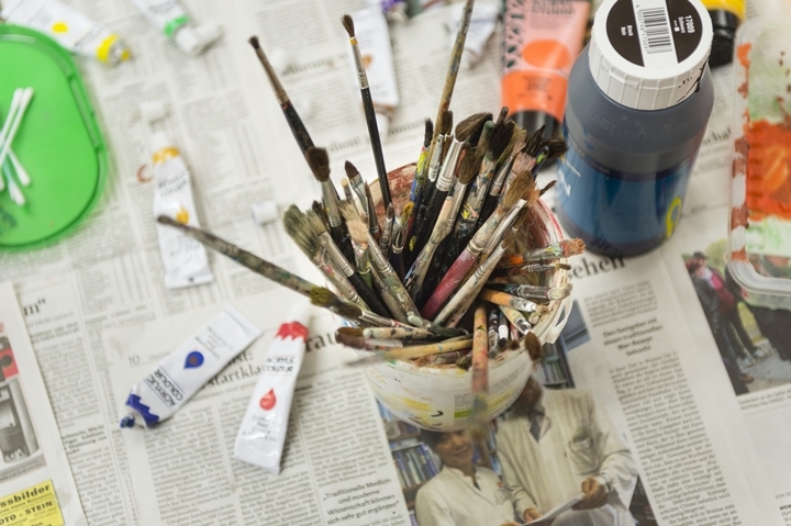 Bild mit Farbeimer und Stiften