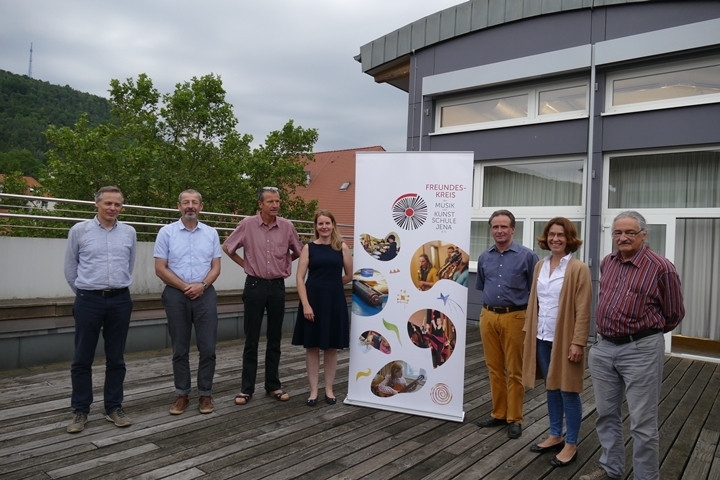 Der Freundeskreis der Jenaer Musik- und Kunstschule e.V. bei seinem Arbeitstreffen am 13. Juli 2021. V.l.n.r.: Friedemann Schmidt, Thomas Ott, Jörg Müller, Yvonne Krüger, Andreas Tittmann, Anja Brunkhorst, Thomas Wagner. (Foto: privat)