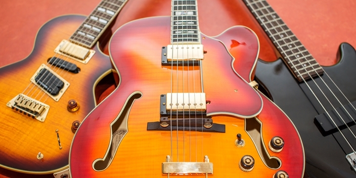 3 Gitarren nebeneinander liegend