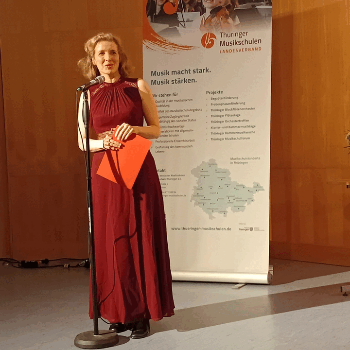 Fachgruppenleiterin Klavier Cathleen Bergner begrüßt am Mikrofon