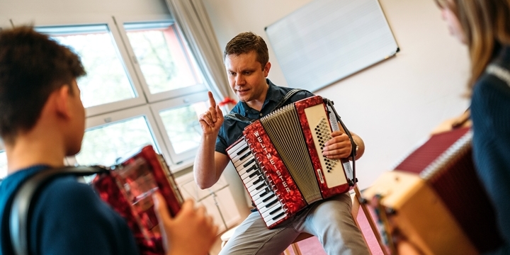 Tag der offenen Tür 2019 Akkordeon ausprobieren  ©Christoph Worsch, Tag der offenen Tür 2019