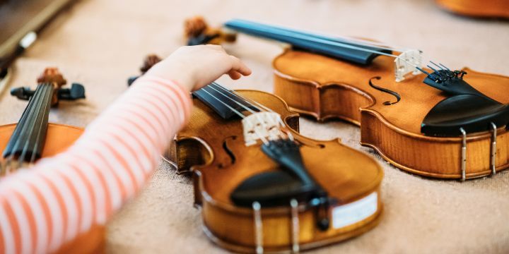 Kinderhände an der Violine  &copy;JenaKultur, C. Worsch