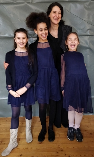 Sara Botti-Marques, Alma Hejlik, Emily Hennig mit Lehrerin Ulrike Zinke