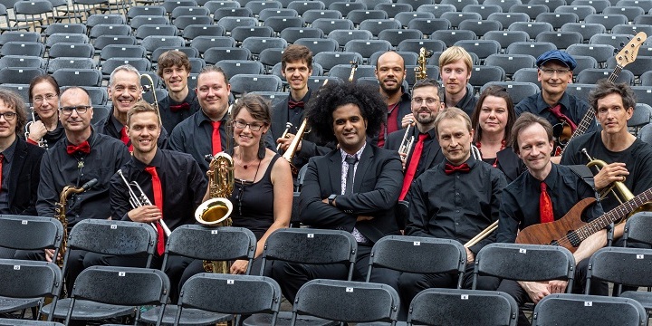 Blue Beans Big Band, sitzend auf Konzertbestuhlung  &copy;Tina Peißker