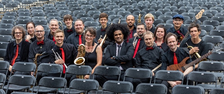 Blue Beans Big Band, sitzend auf Konzertbestuhlung